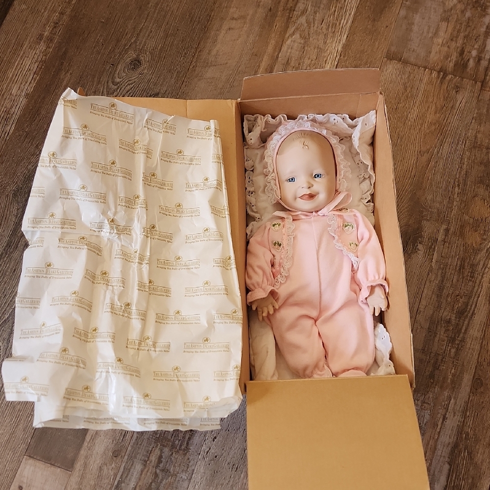 The Ashton-Drake Galleries Meagan Rose Doll Collectible Pink Sleeper‎ & Bonnet
